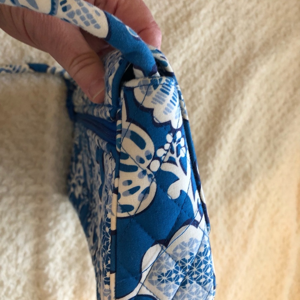 Vera Bradley Blue and White Floral Clutch/ “Just a Knot” - Picture 8 of 8